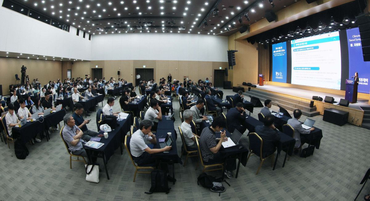▲김호은 기후에너지환경부 물이용정책관이 17일 서울 강남구 ST센터에서 열린 ‘기후-에너지 서울 심포지엄(CESS) 2026’에서 ‘기후위기 AI시대, 물 자원의 중요성’을 주제로 기조연설을 하고 있다. ‘물, 자원화 시대를 열다’를 주제로 이투데이와 한국물포럼이 주관한 CESS(Climate Change-Energy Seoul Symposium)2026은 기후변화-에너지 프레임의 중심에 ‘물’을 놓고 가치의 재정의와 자원화 관점에서 물 산업의 오늘과 내일을 조망하는 자리다. 신태현 기자 holjjak@