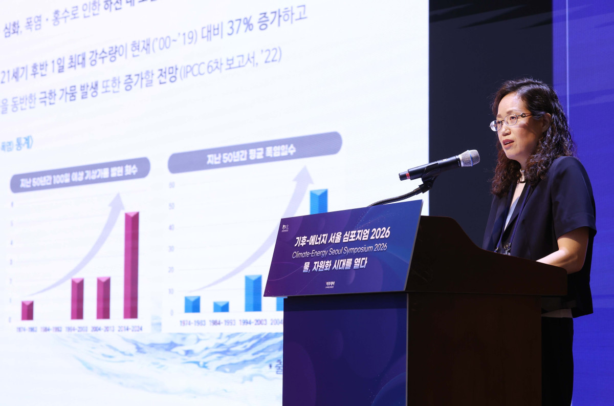 ▲17일 서울 강남구 ST센터에서 열린 ‘기후-에너지 서울 심포지엄(CESS) 2026’에서 대회위원장인 곽결호 한국물포럼 총재가 인사말을 하고 있다. ‘물, 자원화 시대를 열다’를 주제로 이투데이와 한국물포럼이 주관한 CESS(Climate Change-Energy Seoul Symposium)2026은 기후변화-에너지 프레임의 중심에 ‘물’을 놓고 가치의 재정의와 자원화 관점에서 물 산업의 오늘과 내일을 조망하는 자리다. 신태현 기자 holjjak@