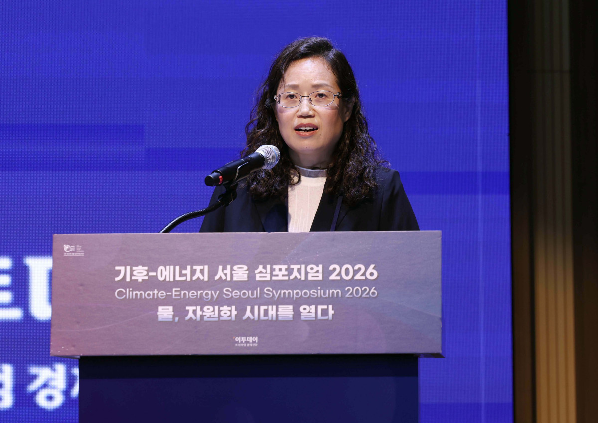 ▲김호은 기후에너지환경부 물이용정책관이 17일 서울 강남구 ST센터에서 열린 ‘기후-에너지 서울 심포지엄(CESS) 2026’에서 ‘기후위기 AI시대, 물 자원의 중요성’을 주제로 기조연설을 하고 있다. ‘물, 자원화 시대를 열다’를 주제로 이투데이와 한국물포럼이 주관한 CESS(Climate Change-Energy Seoul Symposium)2026은 기후변화-에너지 프레임의 중심에 ‘물’을 놓고 가치의 재정의와 자원화 관점에서 물 산업의 오늘과 내일을 조망하는 자리다. 신태현 기자 holjjak@