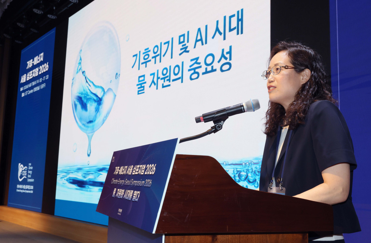 ▲김호은 기후에너지환경부 물이용정책관이 17일 서울 강남구 ST센터에서 열린 ‘기후-에너지 서울 심포지엄(CESS) 2026’에서 ‘기후위기 AI시대, 물 자원의 중요성’을 주제로 기조연설을 하고 있다. ‘물, 자원화 시대를 열다’를 주제로 이투데이와 한국물포럼이 주관한 CESS(Climate Change-Energy Seoul Symposium)2026은 기후변화-에너지 프레임의 중심에 ‘물’을 놓고 가치의 재정의와 자원화 관점에서 물 산업의 오늘과 내일을 조망하는 자리다. 신태현 기자 holjjak@