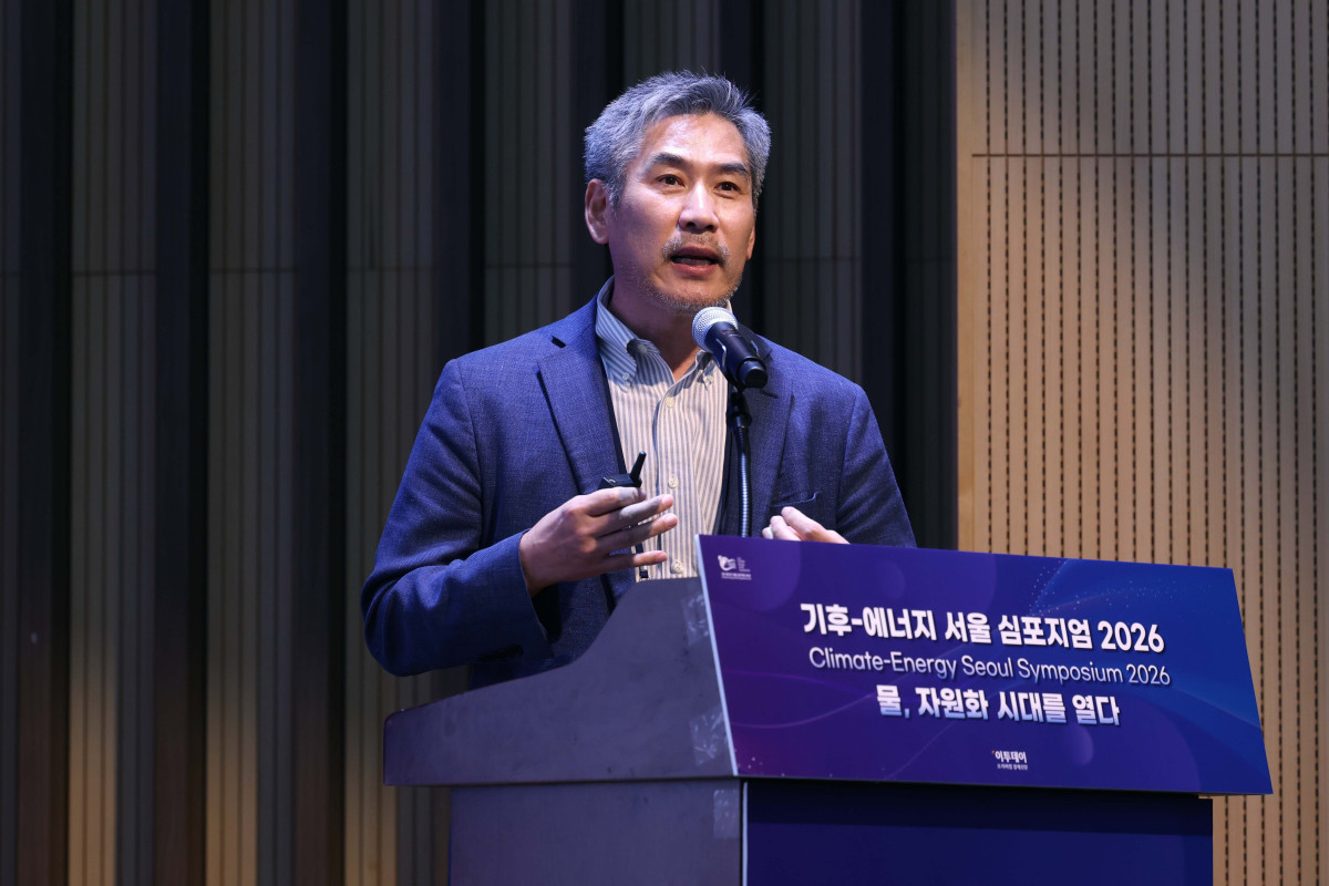 ▲안종호 한국환경연구원(KEI) 선임연구위원이 17일 서울 강남구 ST센터에서 열린 ‘기후-에너지 서울 심포지엄(CESS) 2026’에서 ‘물-에너지 넥서스와 물안보’를 주제로 발표하고 있다. ‘물, 자원화 시대를 열다’를 주제로 이투데이와 한국물포럼이 주관한 CESS(Climate Change-Energy Seoul Symposium)2026은 기후변화-에너지 프레임의 중심에 ‘물’을 놓고 가치의 재정의와 자원화 관점에서 물 산업의 오늘과 내일을 조망하는 자리다. 신태현 기자 holjjak@