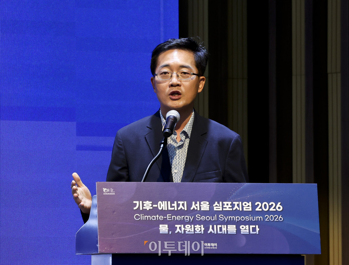 ▲문상기 한국환경산업기술원 수석연구원이 17일 서울 강남구 ST센터에서 열린 ‘기후-에너지 서울 심포지엄(CESS) 2026’에서 ‘국가 핵심 전략 사업과 용수공급’을 주제로 주제발표를 하고 있다. ‘물, 자원화 시대를 열다’를 주제로 이투데이와 한국물포럼이 주관한 CESS(Climate Change-Energy Seoul Symposium)2026은 기후변화-에너지 프레임의 중심에 ‘물’을 놓고 가치의 재정의와 자원화 관점에서 물 산업의 오늘과 내일을 조망하는 자리다. 고성준 기자 joonko1@