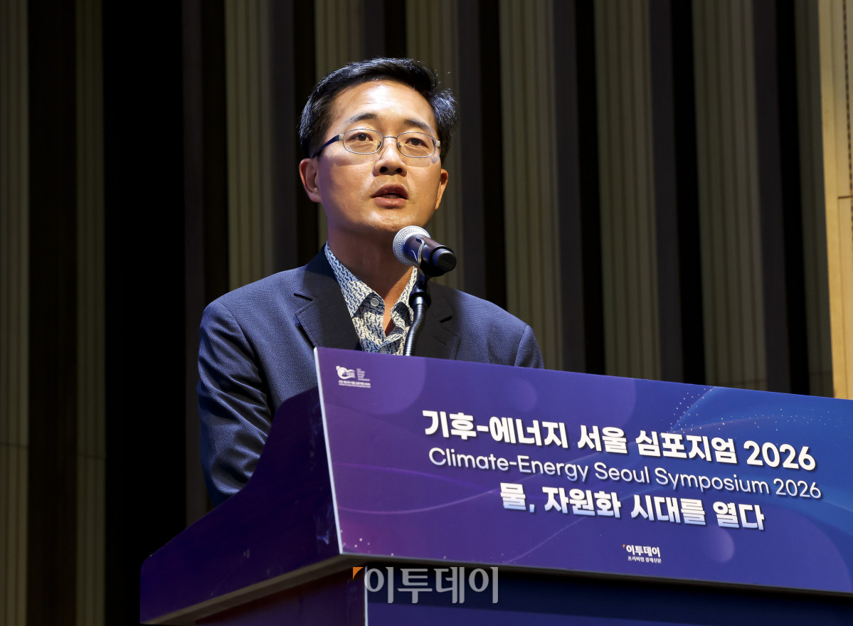 ▲문상기 한국환경산업기술원 수석연구원이 17일 서울 강남구 ST센터에서 열린 ‘기후-에너지 서울 심포지엄(CESS) 2026’에서 ‘국가 핵심 전략 사업과 용수공급’을 주제로 주제발표를 하고 있다. ‘물, 자원화 시대를 열다’를 주제로 이투데이와 한국물포럼이 주관한 CESS(Climate Change-Energy Seoul Symposium)2026은 기후변화-에너지 프레임의 중심에 ‘물’을 놓고 가치의 재정의와 자원화 관점에서 물 산업의 오늘과 내일을 조망하는 자리다. 고성준 기자 joonko1@