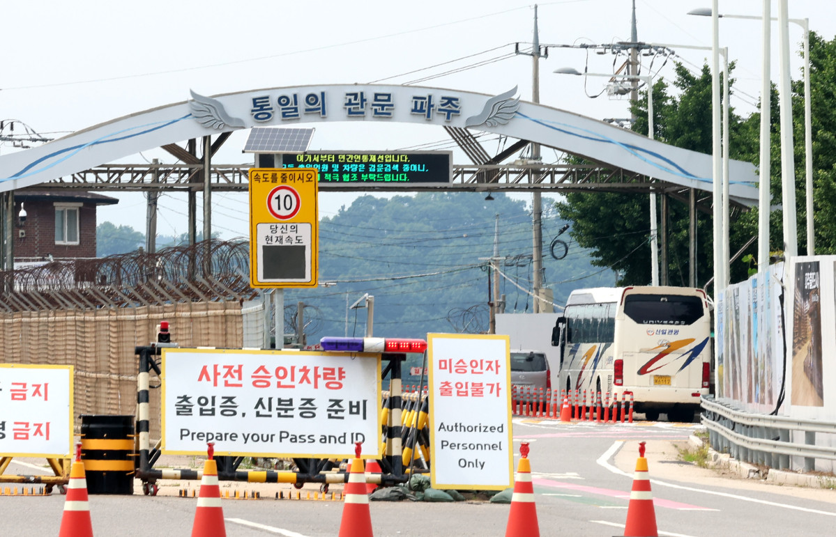 ▲[파주=뉴시스] 전진환 기자 = 국방부는 민간인통제선(민통선)을 조정하고 제한보호구역을 최적화해 접경지역 주민 불편을 최소화하기 위해 군사시설 규제개선을 추진한다고 17일 밝혔다. 국방부는 우선 지역별로 지형여건과 작전계획 등을 면밀히 검토해 민통선을 현재 군사분계선(MDL)로부터 평균 8㎞에서 평균 6㎞로 조정한다. 이 경우 여의도 90배 면적의 통제보호구역이 제한보호구역으로 완화될 것으로 예상된다. 민통초소 이전, 경계펜스와 CCTV 설치 등의 통제수단을 보완해 2027년부터 단계적으로 민통선을 조정할 계획이다. 사진은 이날 통일대교 민간인출입통제 검문소. 2026.06.1. amin2@newsis.com