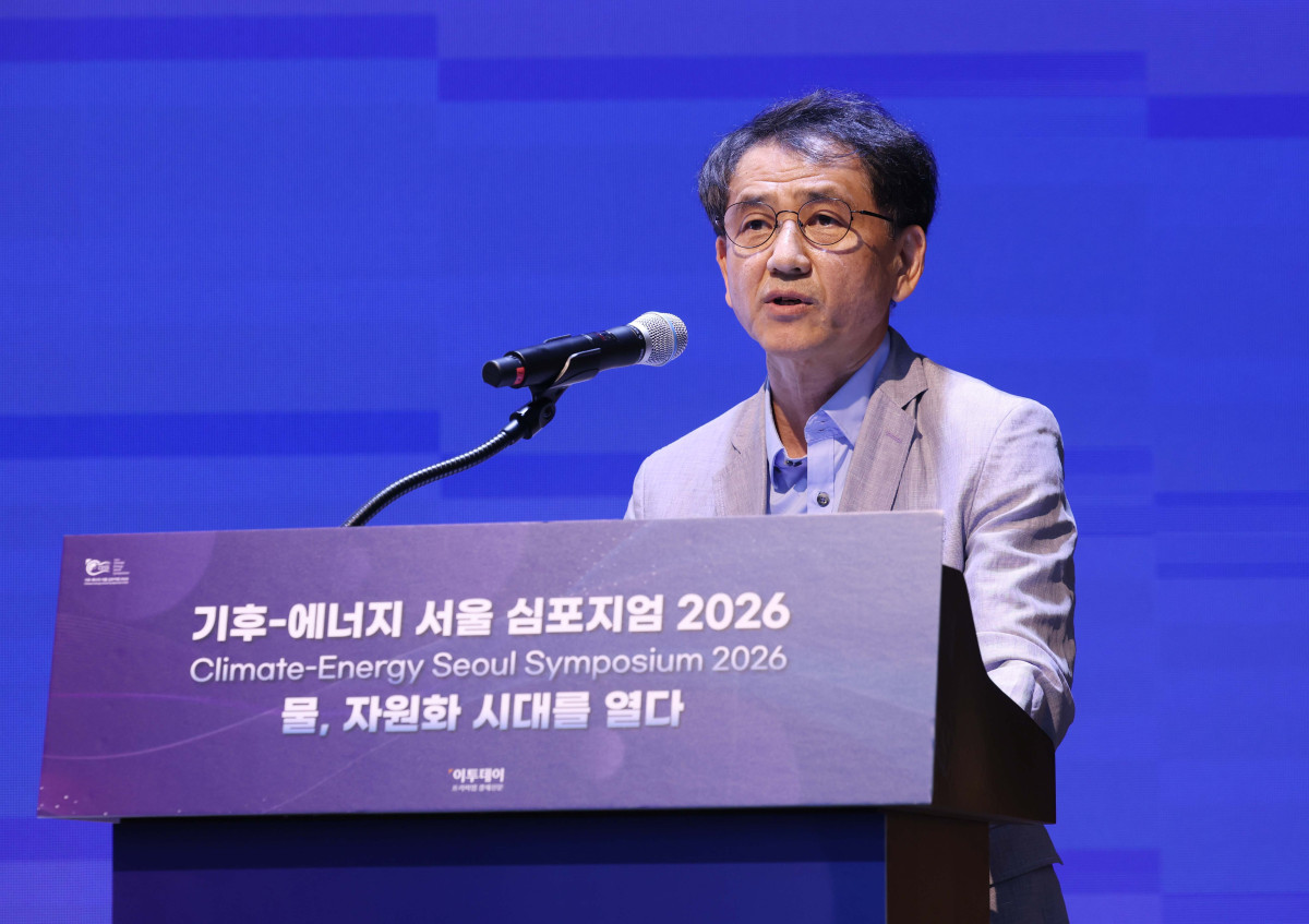 ▲이석헌 한국과학기술연구원(KIST) 책임연구원이 17일 서울 강남구 ST센터에서 열린 ‘기후-에너지 서울 심포지엄(CESS) 2026’에서 ‘폐수에서 자원으로 : 유가·희귀자원 회수와 순환경제 전환’을 주제로 발표하고 있다. ‘물, 자원화 시대를 열다’를 주제로 이투데이와 한국물포럼이 주관한 CESS(Climate Change-Energy Seoul Symposium)2026은 기후변화-에너지 프레임의 중심에 ‘물’을 놓고 가치의 재정의와 자원화 관점에서 물 산업의 오늘과 내일을 조망하는 자리다. 신태현 기자 holjjak@