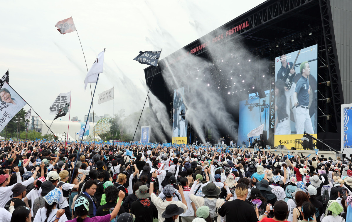 ▲지난해 8월 3일 오후 인천 연수구 송도달빛축제공원에서 열린 '2025 인천펜타포트 락 페스티벌'에서 관람객들이 바밍 타이거(Balming Tiger)의 공연을 보며 환호하고 있다. (뉴시스)