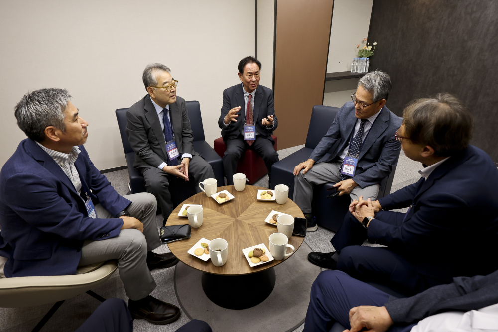 ▲이종재 이투데이그룹 대표이사 부회장이 17일 서울 강남구 ST센터에서 열린 ‘기후-에너지 서울 심포지엄(CESS) 2026’에 앞서 주요 내빈들과 대화를 나누고 있다. ‘물, 자원화 시대를 열다’를 주제로 이투데이와 한국물포럼이 주관한 CESS(Climate Change-Energy Seoul Symposium)2026은 기후변화-에너지 프레임의 중심에 ‘물’을 놓고 가치의 재정의와 자원화 관점에서 물 산업의 오늘과 내일을 조망하는 자리다. 고성준 기자 joonko1@ (이투데이DB)