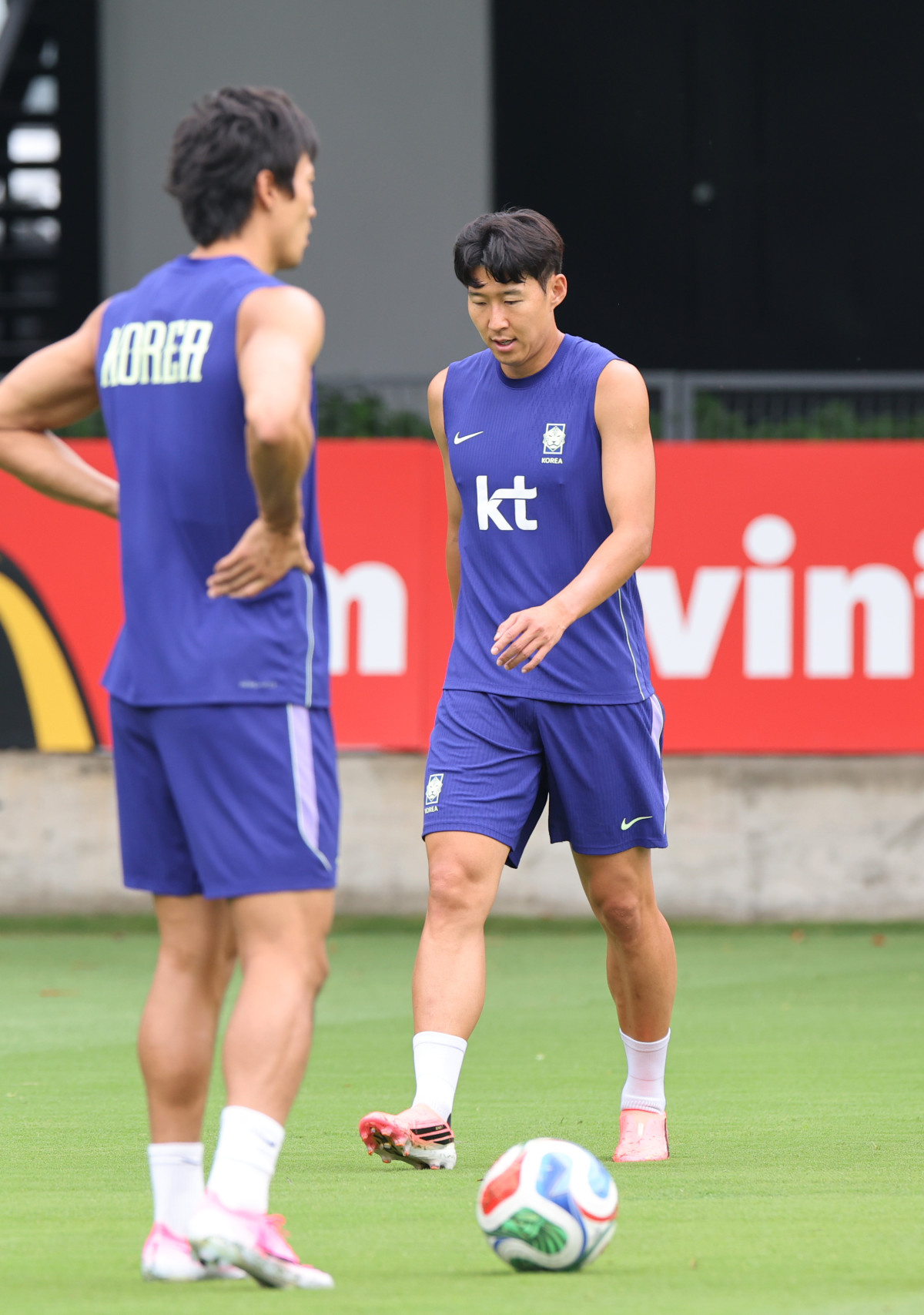 ▲2026 북중미 월드컵에 출전하는 한국 축구 국가대표팀의 주장 손흥민이 8일(현지시간) 멕시코 과달라하라 인근 사포판의 치바스 바예 베르데에서 훈련하며 생각에 잠겨 있다. (연합뉴스)