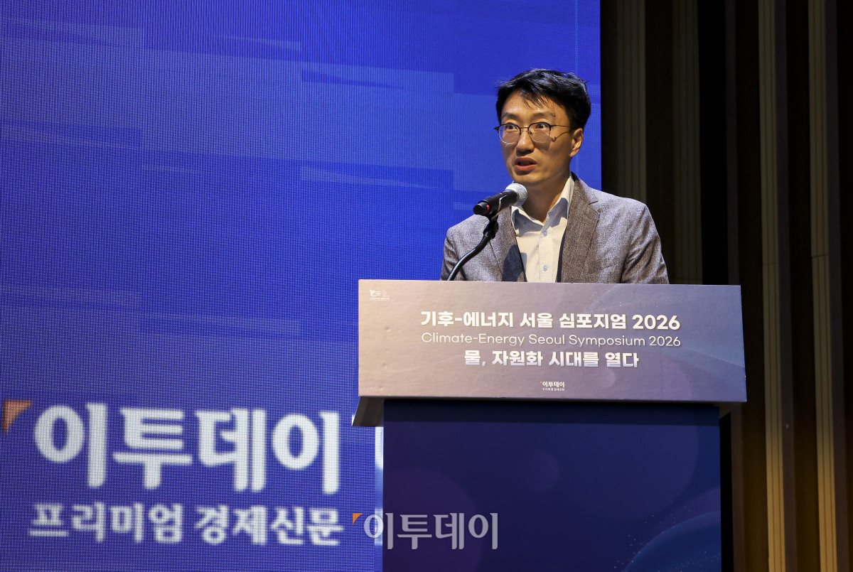 ▲박성오 한국수자원공사 수자원운영처 전력계획부장이 17일 서울 강남구 ST센터에서 열린 ‘기후-에너지 서울 심포지엄(CESS) 2026’에서 ‘청정에너지원으로서의 물: 수력-양수발전의 현실 적용’을 주제로 주제발표를 하고 있다. ‘물, 자원화 시대를 열다’를 주제로 이투데이와 한국물포럼이 주관한 CESS(Climate Change-Energy Seoul Symposium)2026은 기후변화-에너지 프레임의 중심에 ‘물’을 놓고 가치의 재정의와 자원화 관점에서 물 산업의 오늘과 내일을 조망하는 자리다. 고성준 기자 joonko1@