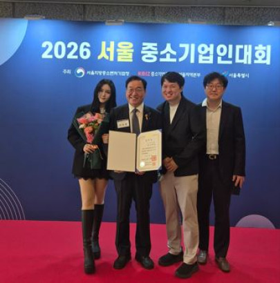 ▲이병용 대표이사(왼쪽서 두번째)가 17일 열린 ‘2026 서울 중소기업인대회’에서 모범중소기업인(제조) 부문 대통령표창을 수상했다. (사진제공 = 자연과환경)