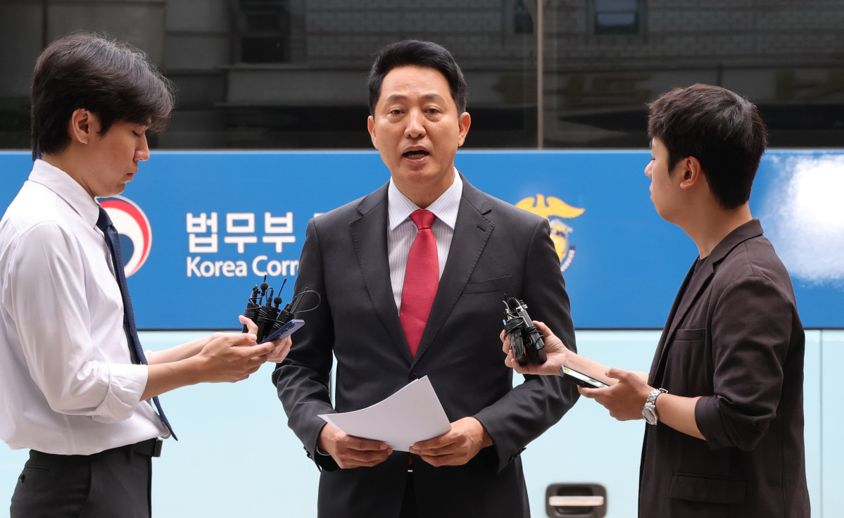 ▲오세훈 서울시장이 17일 서울 서초구 서울중앙지방법원에서 열린 '명태균 여론조사 의혹' 사건 1심 결심공판에 출석하며 취재진의 질문에 답하고 있다. (연합뉴스)