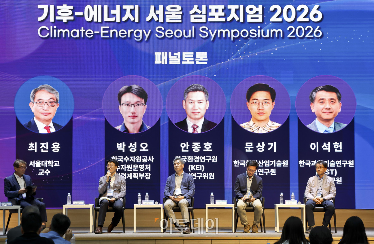 ▲17일 서울 강남구 ST센터에서 열린 ‘기후-에너지 서울 심포지엄(CESS) 2026’에서 패널토론이 진행되고 있다. 사진 왼쪽부터 최진용 서울대학교 교수, 박성오 한국수자원공사 수자원운영처 전력계획부장, 안종호 한국환경연구원(KEI) 선임연구위원, 문상기 한국환경산업기술원 수석연구원, 이석헌 한국과학기술연구원(KIST) 책임연구원. ‘물, 자원화 시대를 열다’를 주제로 이투데이와 한국물포럼이 주관한 CESS(Climate Change-Energy Seoul Symposium)2026은 기후변화-에너지 프레임의 중심에 ‘물’을 놓고 가치의 재정의와 자원화 관점에서 물 산업의 오늘과 내일을 조망하는 자리다. 고성준 기자 joonko1@