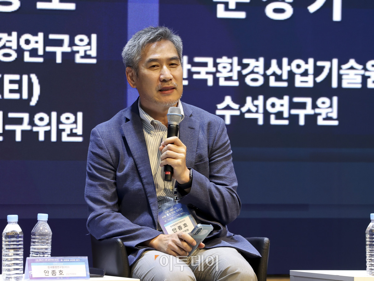 ▲안종호 한국환경연구원(KEI) 선임연구위원이 17일 서울 강남구 ST센터에서 열린 ‘기후-에너지 서울 심포지엄(CESS) 2026’에서 패널토론 중 발언하고 있다. ‘물, 자원화 시대를 열다’를 주제로 이투데이와 한국물포럼이 주관한 CESS(Climate Change-Energy Seoul Symposium)2026은 기후변화-에너지 프레임의 중심에 ‘물’을 놓고 가치의 재정의와 자원화 관점에서 물 산업의 오늘과 내일을 조망하는 자리다. 고성준 기자 joonko1@