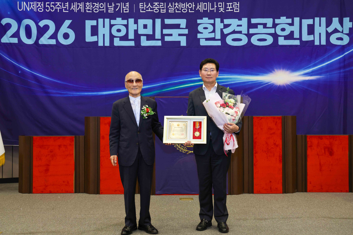 ▲이상일 용인특례시장(오른쪽)이 17일 '2026 대한민국 환경공헌대상 시상식'에서 시정활동 우수지자체 부문 대상을 받은 뒤 기념촬영을 하고 있다. (김재학 기자)