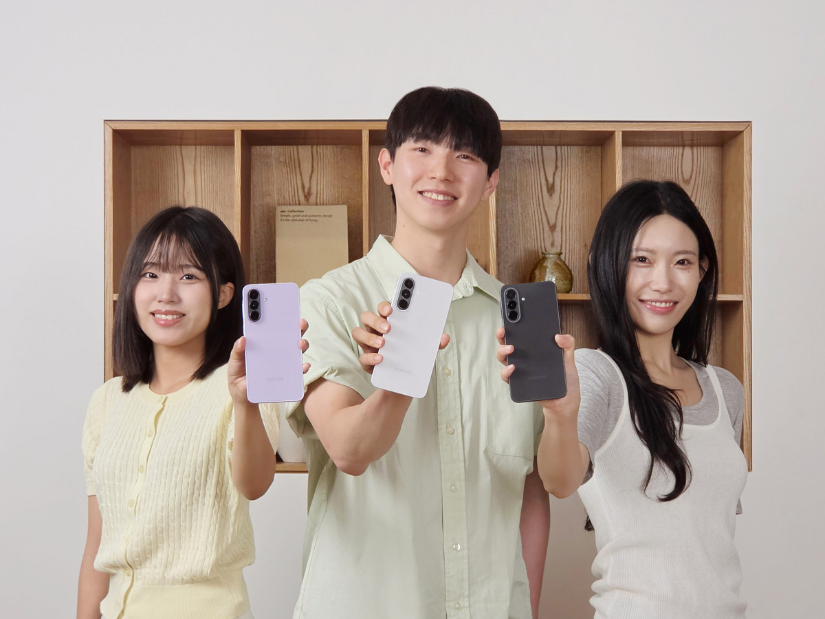 ▲삼성전자 모델들이 새롭게 출시한 '갤럭시 A37 5G'를 소개하는 모습 (사진=삼성전자)
