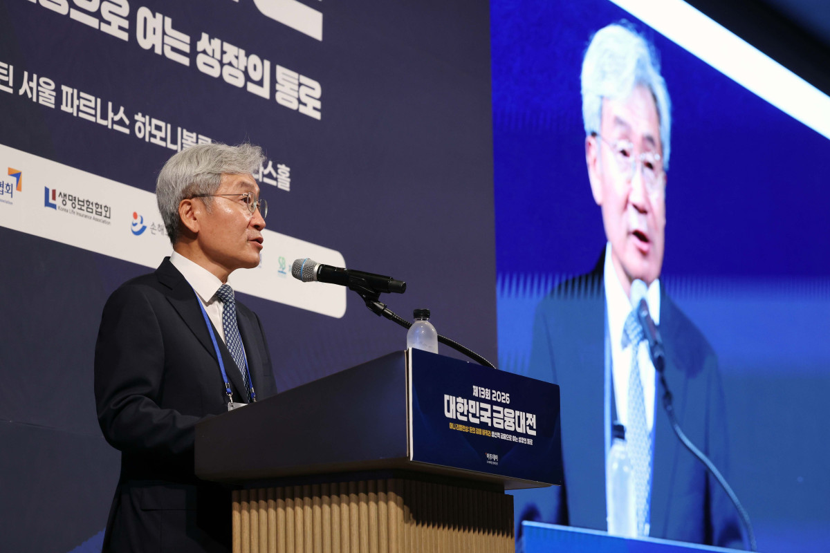 ▲18일 서울 강남구 웨스틴 서울 파르나스 호텔에서 열린 ‘2026 대한민국 금융대전’에서 대회위원장인 고승범 전 금융위원장이 환영사를 하고 있다. 이투데이 주최로 올해 13회를 맞이한 ‘2026 대한민국 금융대전’은 우리나라 경제 자본의 방향을 다시 설계해야 하는 전환점에서 국가 차원의 ‘생산적 금융 리밸런싱’과 개인 차원의 ‘머니 리밸런싱’을 함께 조망하는 자리다. 정책 방향과 금융기관의 실행 전략, 시장 구조의 변화, 개인 투자자의 참여까지를 하나의 흐름 속에서 살펴보며 한국 금융이 나아가야 할 새로운 균형점을 모색한다. 신태현 기자 holjjak@