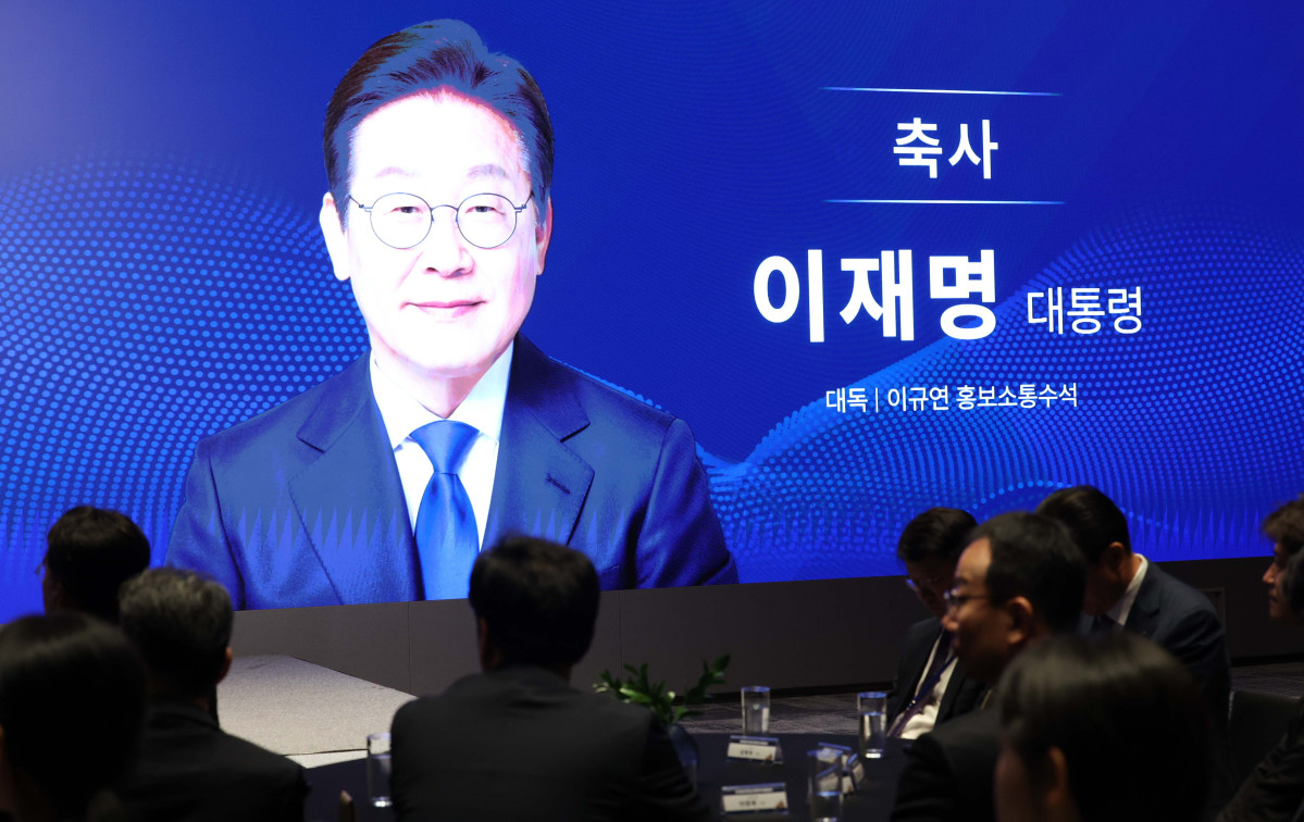 ▲이규연 대통령비서실 홍보소통수석비서관이 18일 서울 강남구 웨스틴 서울 파르나스 호텔에서 열린 ‘2026 대한민국 금융대전’에서 이재명 대통령의 축사를 대독하고 있다. 이투데이 주최로 올해 13회를 맞이한 ‘2026 대한민국 금융대전’은 우리나라 경제 자본의 방향을 다시 설계해야 하는 전환점에서 국가 차원의 ‘생산적 금융 리밸런싱’과 개인 차원의 ‘머니 리밸런싱’을 함께 조망하는 자리다. 정책 방향과 금융기관의 실행 전략, 시장 구조의 변화, 개인 투자자의 참여까지를 하나의 흐름 속에서 살펴보며 한국 금융이 나아가야 할 새로운 균형점을 모색한다. 신태현 기자 holjjak@