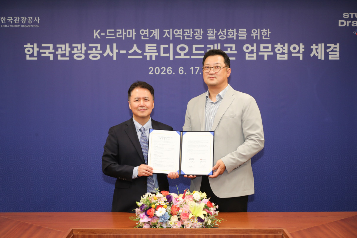 ▲왼쪽부터 양경수 공사 국제관광본부장, 스튜디오드래곤 유상원 IP전략사업부장 (사진제공=관광공사)