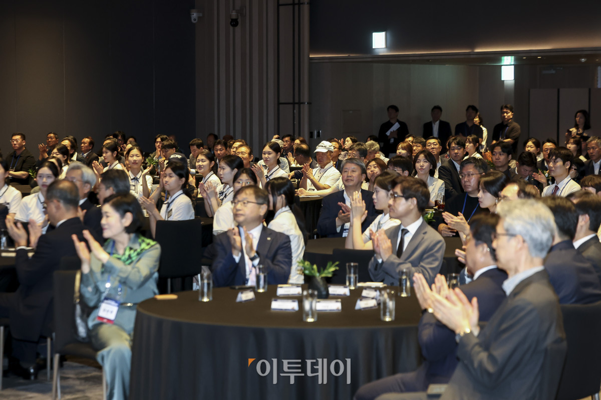 ▲18일 서울 강남구 웨스틴 서울 파르나스 호텔에서 열린 ‘2026 대한민국 금융대전’에서 참석자들이 박수를 치고 있다. 이투데이 주최로 올해 13회를 맞이한 ‘2026 대한민국 금융대전’은 우리나라 경제 자본의 방향을 다시 설계해야 하는 전환점에서 국가 차원의 ‘생산적 금융 리밸런싱’과 개인 차원의 ‘머니 리밸런싱’을 함께 조망하는 자리다. 정책 방향과 금융기관의 실행 전략, 시장 구조의 변화, 개인 투자자의 참여까지를 하나의 흐름 속에서 살펴보며 한국 금융이 나아가야 할 새로운 균형점을 모색한다. 고성준 기자 joonko1@