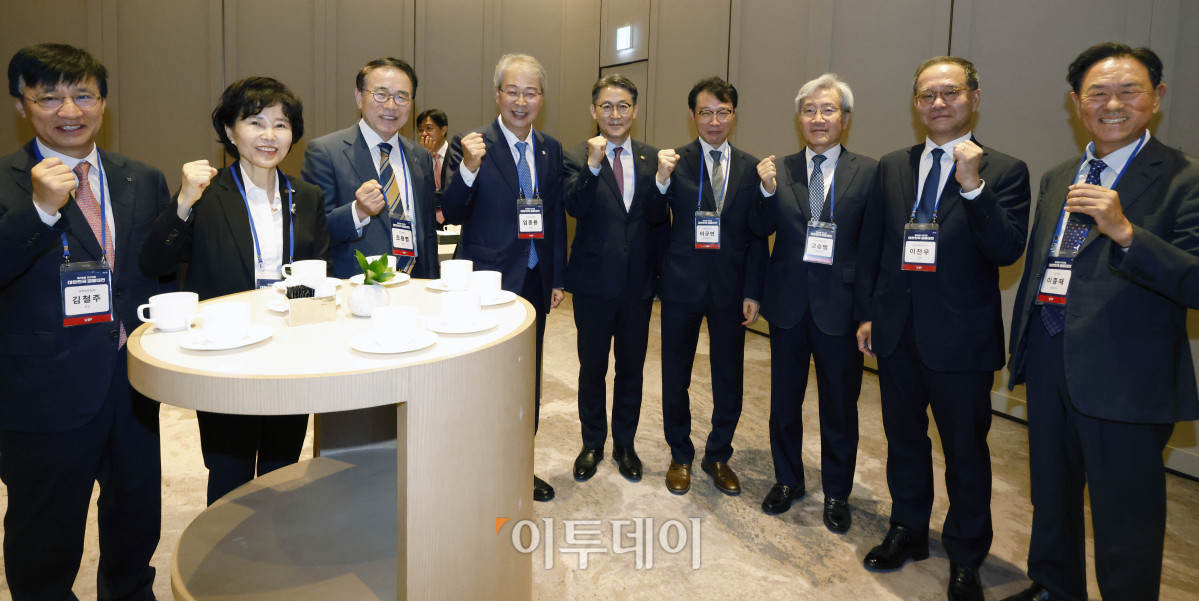 ▲18일 서울 강남구 웨스틴 서울 파르나스 호텔에서 열린 2026 대한민국 금융대전에 앞서 참석자들이 티타임을 하며 기념촬영을 하고 있다. 왼쪽부터 이종재 이투데이 대표이사 부회장, 이찬우 NH농협금융지주 회장, 고승범 대한민국금융대전 대회위원장, 이규연 청와대 홍보소통수석, 권대영 금융위원회 부위원장, 임종룡 우리금융그룹 회장, 조용병 은행연합회장, 김은경 서민금융진흥원장, 김철주 생명보험협회장. 고이란 기자 photoeran@