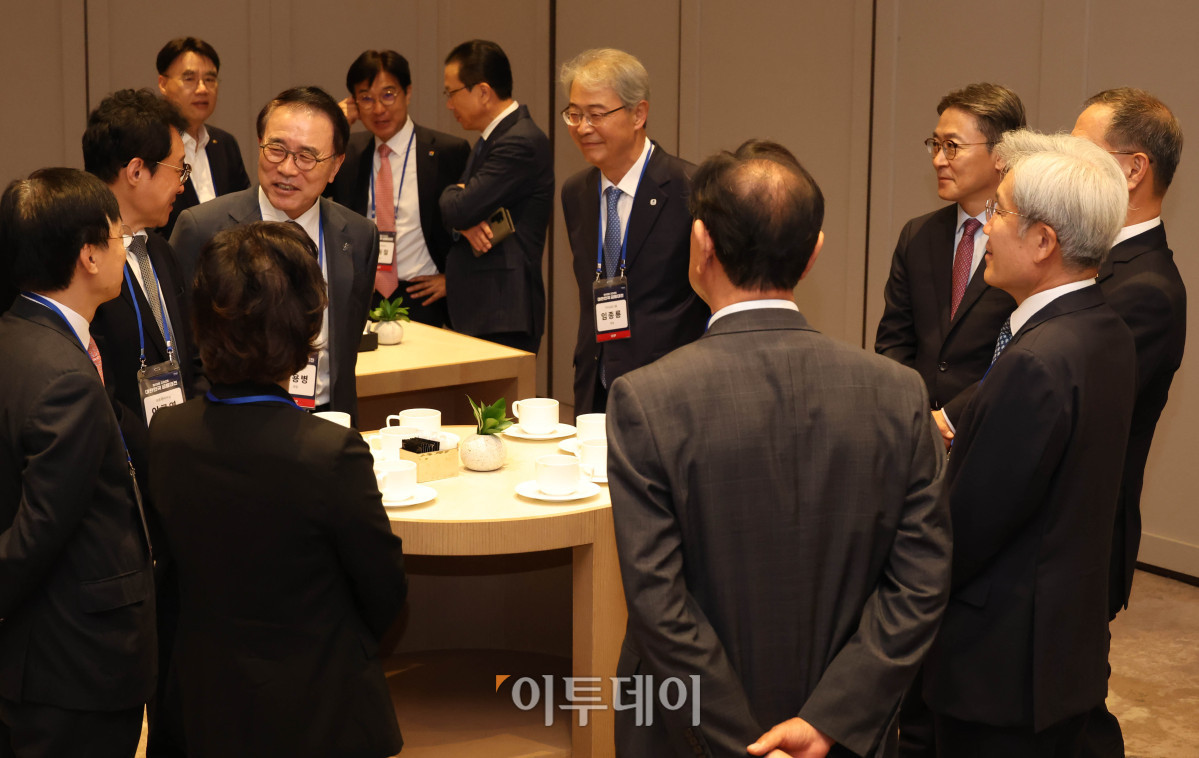 ▲이종재 이투데이 대표이사 부회장, 고승범 대한민국금융대전 대회위원장, 이규연 청와대 홍보소통수석, 권대영 금융위원회 부위원장, 조용병 은행연합회장, 임종룡 우리금융그룹 회장 등이 18일 서울 강남구 웨스틴 서울 파르나스 호텔에서 열린 2026 대한민국 금융대전에 앞서 참석자들이 티타임을 하며 대화하고 있다. 고이란 기자 photoeran@