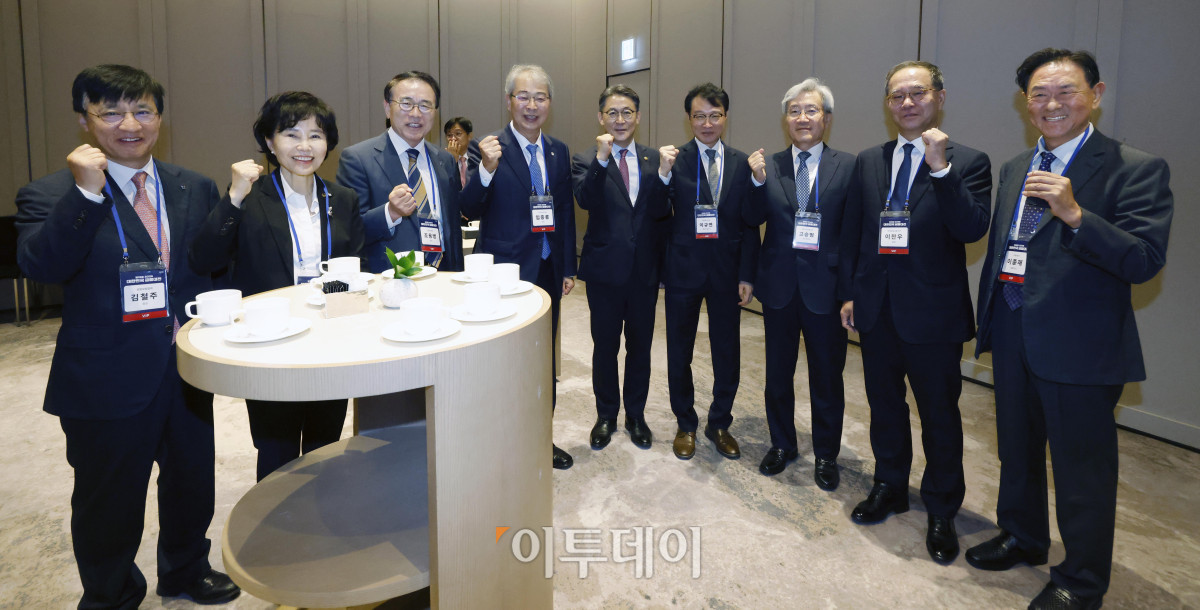 ▲18일 서울 강남구 웨스틴 서울 파르나스 호텔에서 열린 2026 대한민국 금융대전에 앞서 참석자들이 티타임을 하며 기념촬영을 하고 있다. 왼쪽부터 이종재 이투데이 대표이사 부회장, 이찬우 NH농협금융지주 회장, 고승범 대한민국금융대전 대회위원장, 이규연 청와대 홍보소통수석, 권대영 금융위원회 부위원장, 임종룡 우리금융그룹 회장, 조용병 은행연합회장, 김은경 서민금융진흥원장, 김철주 생명보험협회장. 고이란 기자 photoeran@