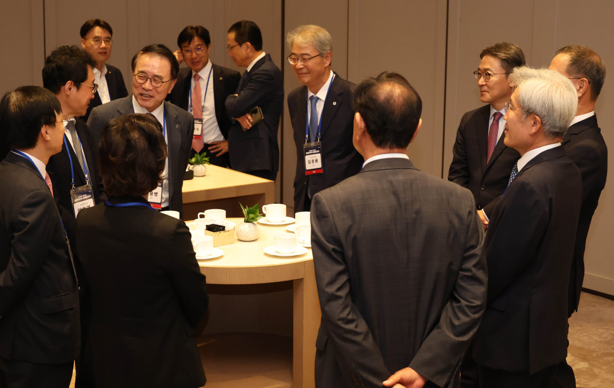 ▲이종재 이투데이 대표이사 부회장, 고승범 대한민국금융대전 대회위원장, 이규연 청와대 홍보소통수석, 권대영 금융위원회 부위원장, 조용병 은행연합회장, 임종룡 우리금융그룹 회장 등이 18일 서울 강남구 웨스틴 서울 파르나스 호텔에서 열린 2026 대한민국 금융대전에 앞서 참석자들이 티타임을 하며 대화하고 있다. 고이란 기자 photoeran@