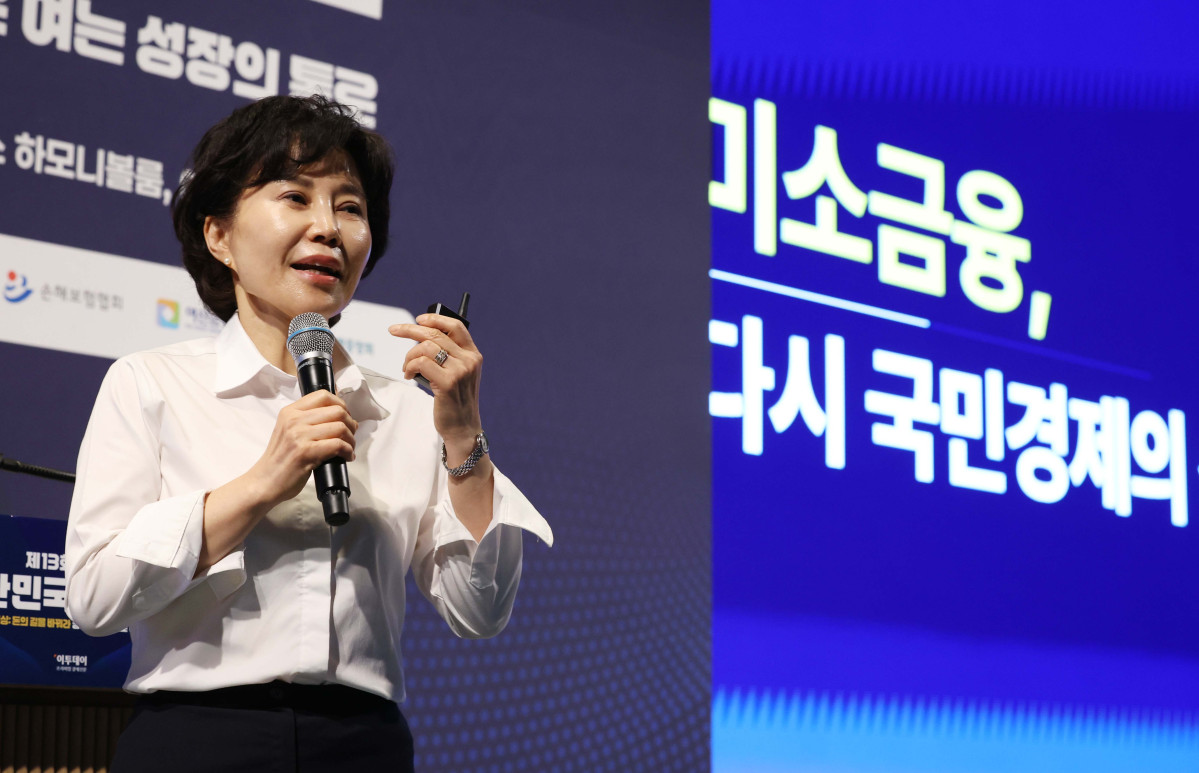 ▲김은경 서민금융진흥원 원장이 18일 서울 강남구 웨스틴 서울 파르나스 호텔에서 열린 ‘2026 대한민국 금융대전’에서 ‘미소금융, 다시 국민경제의 성장 사다리로’를 주제로 기조연설을 하고 있다. 이투데이 주최로 올해 13회를 맞이한 ‘2026 대한민국 금융대전’은 우리나라 경제 자본의 방향을 다시 설계해야 하는 전환점에서 국가 차원의 ‘생산적 금융 리밸런싱’과 개인 차원의 ‘머니 리밸런싱’을 함께 조망하는 자리다. 정책 방향과 금융기관의 실행 전략, 시장 구조의 변화, 개인 투자자의 참여까지를 하나의 흐름 속에서 살펴보며 한국 금융이 나아가야 할 새로운 균형점을 모색한다. 신태현 기자 holjjak@ (이투데이 DB)