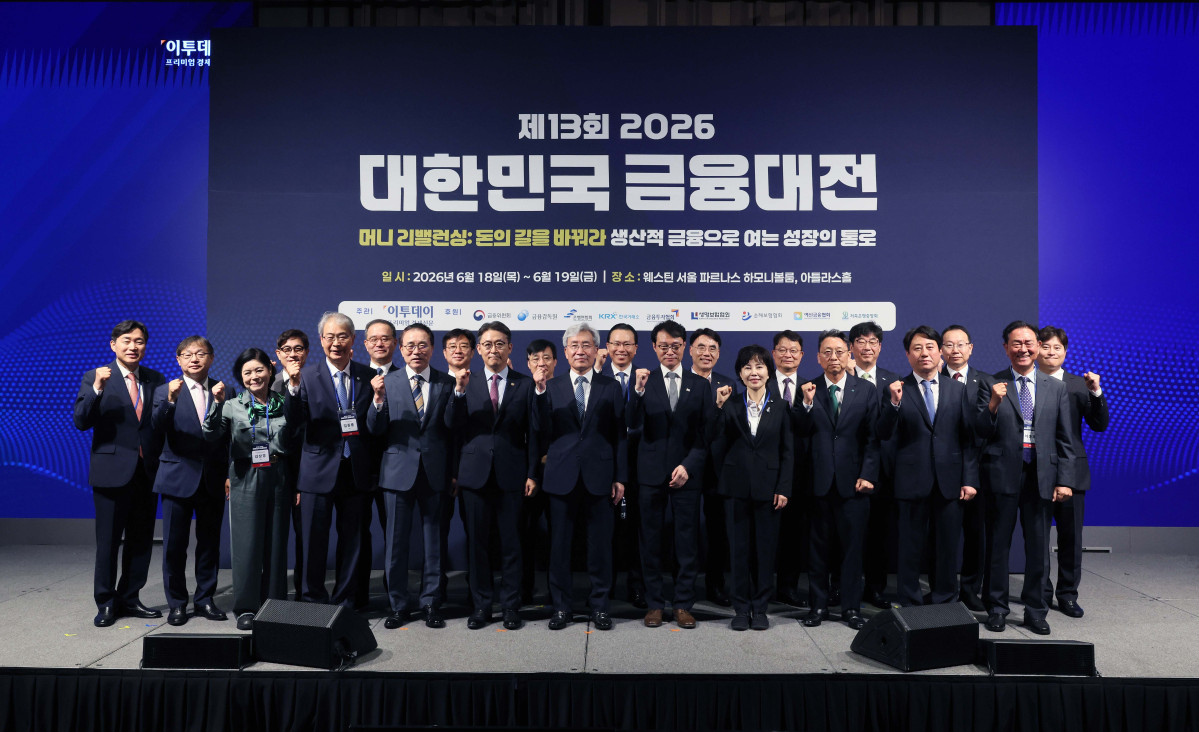 ▲18일 서울 강남구 웨스틴 서울 파르나스 호텔에서 열린 ‘2026 대한민국 금융대전’에서 이규연 청와대 홍보소통수석, 권대영 금융위원회 부위원장, 대회위원장인 고승범 전 금융위원장, 이종재 이투데이 대표이사 부회장 등이 기념촬영을 하고 있다. 이투데이 주최로 올해 13회를 맞이한 ‘2026 대한민국 금융대전’은 우리나라 경제 자본의 방향을 다시 설계해야 하는 전환점에서 국가 차원의 ‘생산적 금융 리밸런싱’과 개인 차원의 ‘머니 리밸런싱’을 함께 조망하는 자리다. 정책 방향과 금융기관의 실행 전략, 시장 구조의 변화, 개인 투자자의 참여까지를 하나의 흐름 속에서 살펴보며 한국 금융이 나아가야 할 새로운 균형점을 모색한다. 신태현 기자 holjjak@