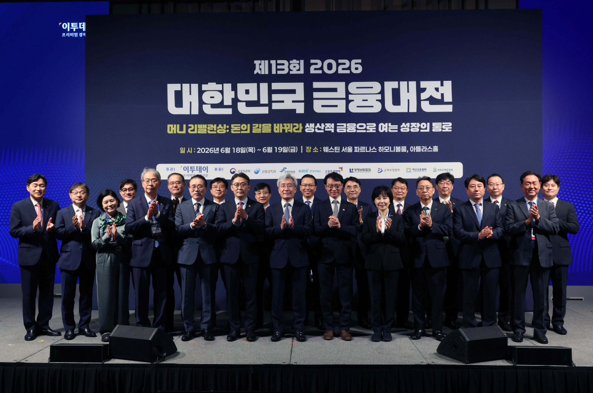 ▲18일 서울 강남구 웨스틴 서울 파르나스 호텔에서 열린 ‘2026 대한민국 금융대전’에서 이규연 청와대 홍보소통수석, 권대영 금융위원회 부위원장, 대회위원장인 고승범 전 금융위원장, 이종재 이투데이 대표이사 부회장 등이 기념촬영을 하고 있다. 이투데이 주최로 올해 13회를 맞이한 ‘2026 대한민국 금융대전’은 우리나라 경제 자본의 방향을 다시 설계해야 하는 전환점에서 국가 차원의 ‘생산적 금융 리밸런싱’과 개인 차원의 ‘머니 리밸런싱’을 함께 조망하는 자리다. 정책 방향과 금융기관의 실행 전략, 시장 구조의 변화, 개인 투자자의 참여까지를 하나의 흐름 속에서 살펴보며 한국 금융이 나아가야 할 새로운 균형점을 모색한다. 신태현 기자 holjjak@