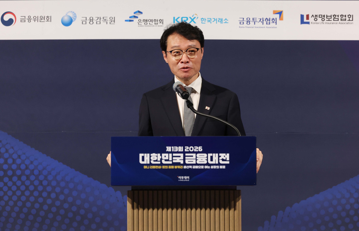 ▲이규연 대통령비서실 홍보소통수석비서관이 18일 서울 강남구 웨스틴 서울 파르나스 호텔에서 열린 ‘2026 대한민국 금융대전’에서 이재명 대통령의 축사를 대독하고 있다. 이투데이 주최로 올해 13회를 맞이한 ‘2026 대한민국 금융대전’은 우리나라 경제 자본의 방향을 다시 설계해야 하는 전환점에서 국가 차원의 ‘생산적 금융 리밸런싱’과 개인 차원의 ‘머니 리밸런싱’을 함께 조망하는 자리다. 정책 방향과 금융기관의 실행 전략, 시장 구조의 변화, 개인 투자자의 참여까지를 하나의 흐름 속에서 살펴보며 한국 금융이 나아가야 할 새로운 균형점을 모색한다. 신태현 기자 holjjak@