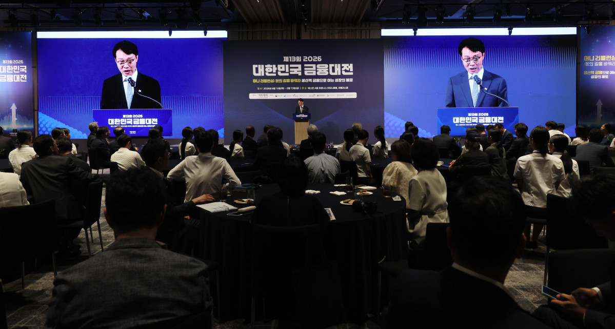 ▲이규연 대통령비서실 홍보소통수석비서관이 18일 서울 강남구 웨스틴 서울 파르나스 호텔에서 열린 ‘2026 대한민국 금융대전’에서 이재명 대통령의 축사를 대독하고 있다. 이투데이 주최로 올해 13회를 맞이한 ‘2026 대한민국 금융대전’은 우리나라 경제 자본의 방향을 다시 설계해야 하는 전환점에서 국가 차원의 ‘생산적 금융 리밸런싱’과 개인 차원의 ‘머니 리밸런싱’을 함께 조망하는 자리다. 정책 방향과 금융기관의 실행 전략, 시장 구조의 변화, 개인 투자자의 참여까지를 하나의 흐름 속에서 살펴보며 한국 금융이 나아가야 할 새로운 균형점을 모색한다. 신태현 기자 holjjak@