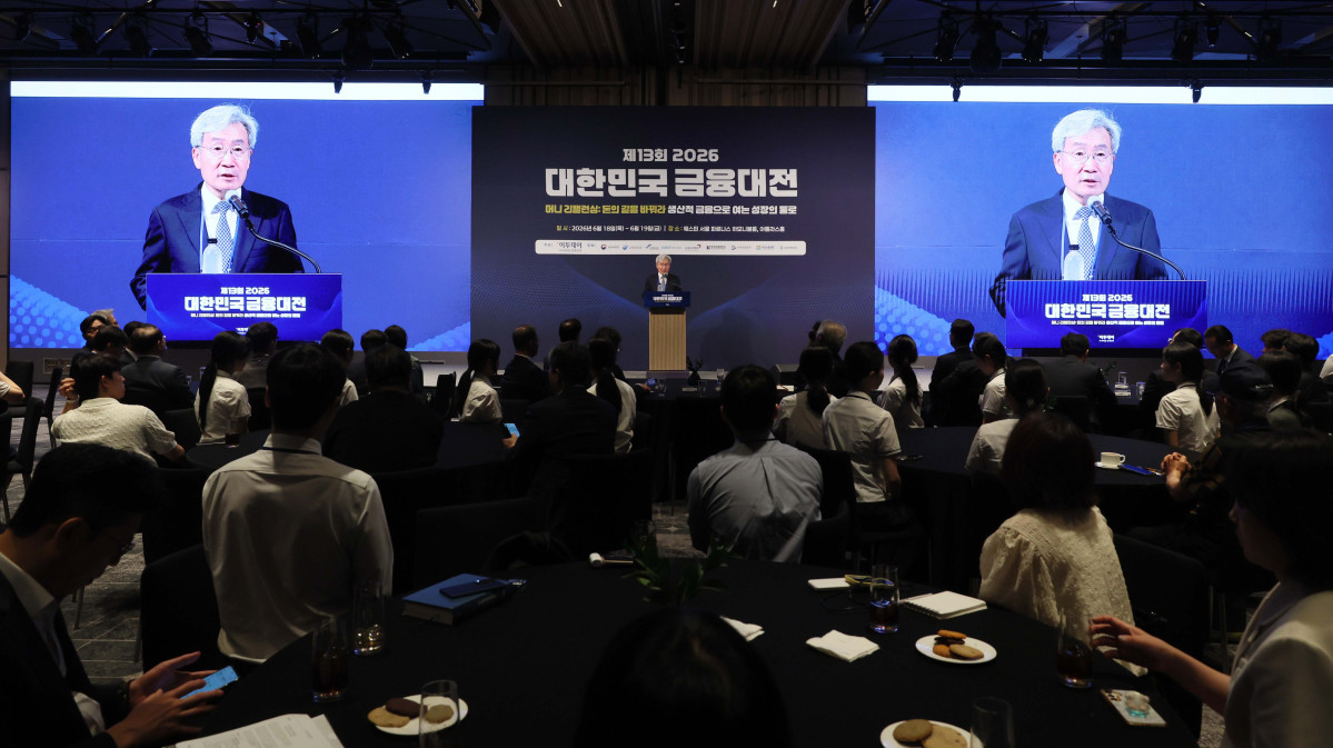▲18일 서울 강남구 웨스틴 서울 파르나스 호텔에서 열린 ‘2026 대한민국 금융대전’에서 대회위원장인 고승범 전 금융위원장이 환영사를 하고 있다. 이투데이 주최로 올해 13회를 맞이한 ‘2026 대한민국 금융대전’은 우리나라 경제 자본의 방향을 다시 설계해야 하는 전환점에서 국가 차원의 ‘생산적 금융 리밸런싱’과 개인 차원의 ‘머니 리밸런싱’을 함께 조망하는 자리다. 정책 방향과 금융기관의 실행 전략, 시장 구조의 변화, 개인 투자자의 참여까지를 하나의 흐름 속에서 살펴보며 한국 금융이 나아가야 할 새로운 균형점을 모색한다. 신태현 기자 holjjak@