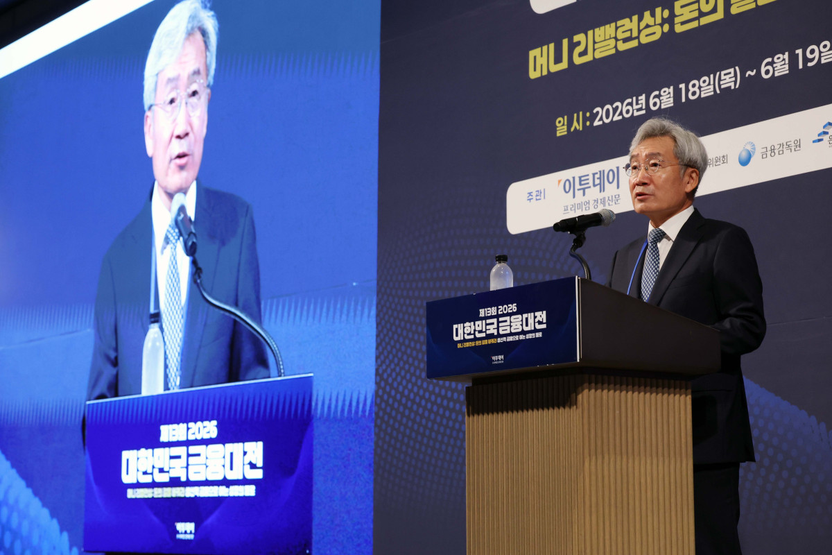 ▲18일 서울 강남구 웨스틴 서울 파르나스 호텔에서 열린 ‘2026 대한민국 금융대전’에서 대회위원장인 고승범 전 금융위원장이 환영사를 하고 있다. 이투데이 주최로 올해 13회를 맞이한 ‘2026 대한민국 금융대전’은 우리나라 경제 자본의 방향을 다시 설계해야 하는 전환점에서 국가 차원의 ‘생산적 금융 리밸런싱’과 개인 차원의 ‘머니 리밸런싱’을 함께 조망하는 자리다. 정책 방향과 금융기관의 실행 전략, 시장 구조의 변화, 개인 투자자의 참여까지를 하나의 흐름 속에서 살펴보며 한국 금융이 나아가야 할 새로운 균형점을 모색한다. 신태현 기자 holjjak@