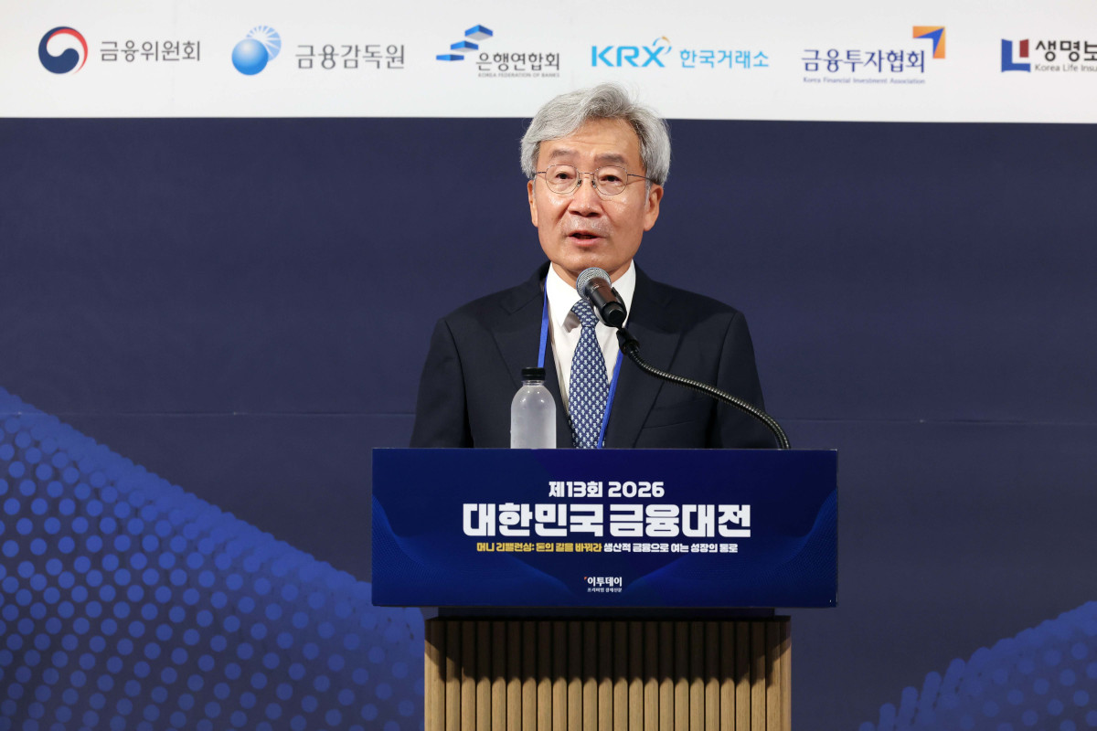 ▲18일 서울 강남구 웨스틴 서울 파르나스 호텔에서 열린 ‘2026 대한민국 금융대전’에서 대회위원장인 고승범 전 금융위원장이 환영사를 하고 있다. 이투데이 주최로 올해 13회를 맞이한 ‘2026 대한민국 금융대전’은 우리나라 경제 자본의 방향을 다시 설계해야 하는 전환점에서 국가 차원의 ‘생산적 금융 리밸런싱’과 개인 차원의 ‘머니 리밸런싱’을 함께 조망하는 자리다. 정책 방향과 금융기관의 실행 전략, 시장 구조의 변화, 개인 투자자의 참여까지를 하나의 흐름 속에서 살펴보며 한국 금융이 나아가야 할 새로운 균형점을 모색한다. 신태현 기자 holjjak@