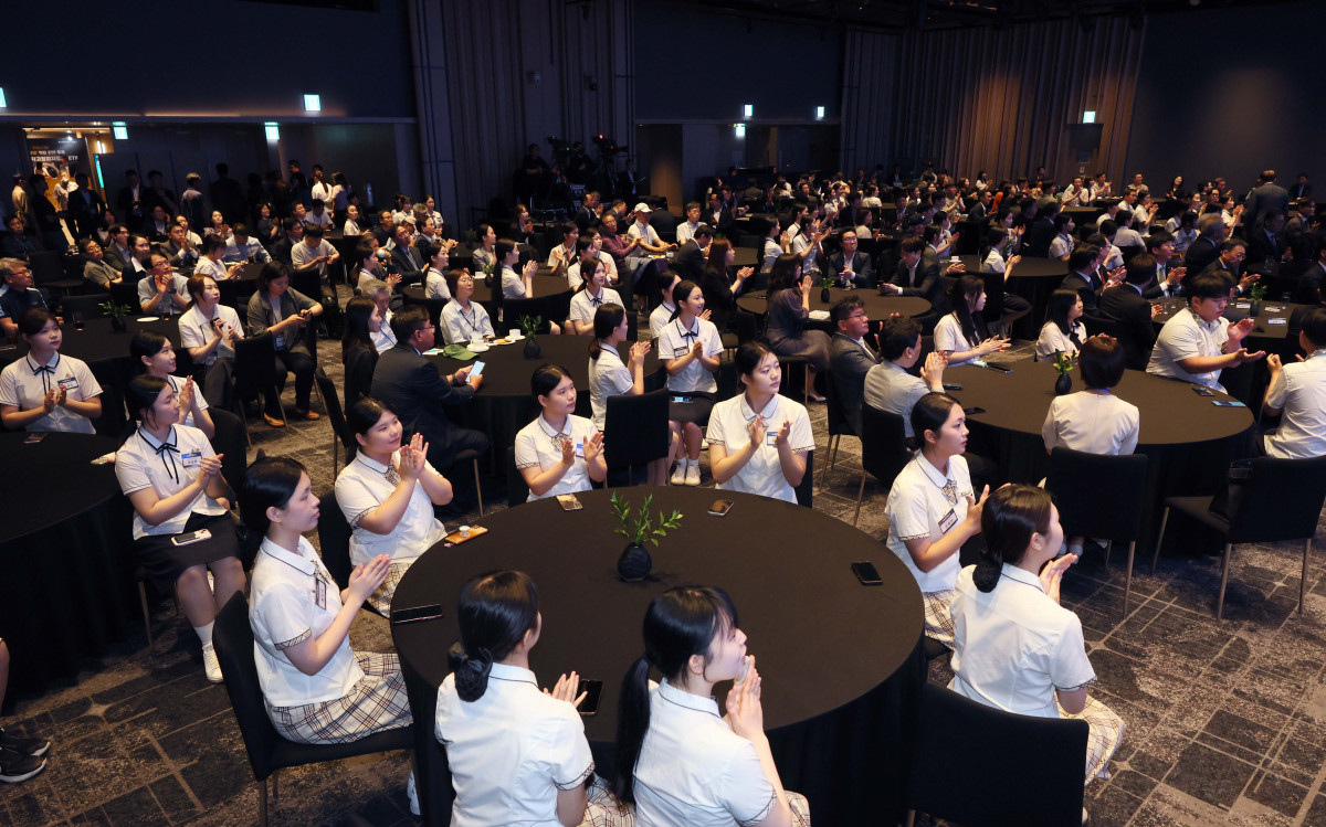 ▲18일 서울 강남구 웨스틴 서울 파르나스 호텔에서 열린 ‘2026 대한민국 금융대전’에서 참석자들이 전문가의 강연을 경청하고 있다. 이투데이 주최로 올해 13회를 맞이한 ‘2026 대한민국 금융대전’은 우리나라 경제 자본의 방향을 다시 설계해야 하는 전환점에서 국가 차원의 ‘생산적 금융 리밸런싱’과 개인 차원의 ‘머니 리밸런싱’을 함께 조망하는 자리다. 정책 방향과 금융기관의 실행 전략, 시장 구조의 변화, 개인 투자자의 참여까지를 하나의 흐름 속에서 살펴보며 한국 금융이 나아가야 할 새로운 균형점을 모색한다. 신태현 기자 holjjak@