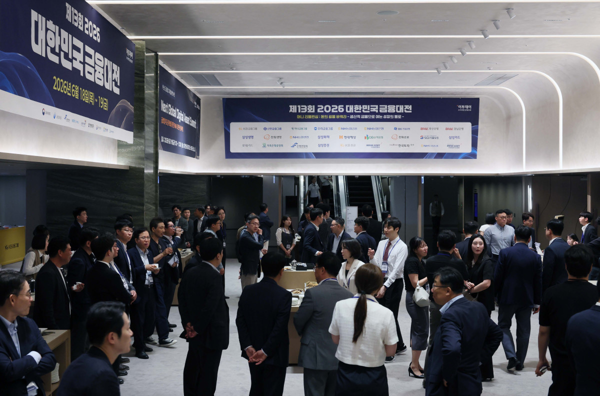 ▲18일 서울 강남구 웨스틴 서울 파르나스 호텔에서 열린 ‘2026 대한민국 금융대전’ 행사장 앞이 참석자들로 붐비고 있다. 이투데이 주최로 올해 13회를 맞이한 ‘2026 대한민국 금융대전’은 우리나라 경제 자본의 방향을 다시 설계해야 하는 전환점에서 국가 차원의 ‘생산적 금융 리밸런싱’과 개인 차원의 ‘머니 리밸런싱’을 함께 조망하는 자리다. 정책 방향과 금융기관의 실행 전략, 시장 구조의 변화, 개인 투자자의 참여까지를 하나의 흐름 속에서 살펴보며 한국 금융이 나아가야 할 새로운 균형점을 모색한다. 신태현 기자 holjjak@