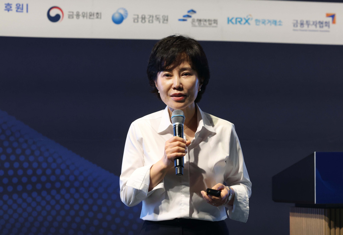▲김은경 서민금융진흥원 원장이 18일 서울 강남구 웨스틴 서울 파르나스 호텔에서 열린 ‘2026 대한민국 금융대전’에서 ‘미소금융, 다시 국민경제의 성장 사다리로’를 주제로 기조연설을 하고 있다. 이투데이 주최로 올해 13회를 맞이한 ‘2026 대한민국 금융대전’은 우리나라 경제 자본의 방향을 다시 설계해야 하는 전환점에서 국가 차원의 ‘생산적 금융 리밸런싱’과 개인 차원의 ‘머니 리밸런싱’을 함께 조망하는 자리다. 정책 방향과 금융기관의 실행 전략, 시장 구조의 변화, 개인 투자자의 참여까지를 하나의 흐름 속에서 살펴보며 한국 금융이 나아가야 할 새로운 균형점을 모색한다. 신태현 기자 holjjak@