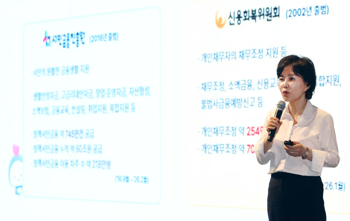▲김은경 서민금융진흥원 원장이 18일 서울 강남구 웨스틴 서울 파르나스 호텔에서 열린 ‘2026 대한민국 금융대전’에서 ‘미소금융, 다시 국민경제의 성장 사다리로’를 주제로 기조연설을 하고 있다. 이투데이 주최로 올해 13회를 맞이한 ‘2026 대한민국 금융대전’은 우리나라 경제 자본의 방향을 다시 설계해야 하는 전환점에서 국가 차원의 ‘생산적 금융 리밸런싱’과 개인 차원의 ‘머니 리밸런싱’을 함께 조망하는 자리다. 정책 방향과 금융기관의 실행 전략, 시장 구조의 변화, 개인 투자자의 참여까지를 하나의 흐름 속에서 살펴보며 한국 금융이 나아가야 할 새로운 균형점을 모색한다. 신태현 기자 holjjak@