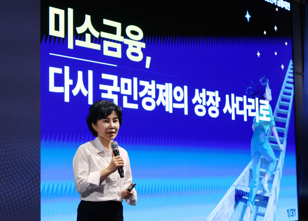 ▲김은경 서민금융진흥원 원장이 18일 서울 강남구 웨스틴 서울 파르나스 호텔에서 열린 ‘2026 대한민국 금융대전’에서 ‘미소금융, 다시 국민경제의 성장 사다리로’를 주제로 기조연설을 하고 있다. 이투데이 주최로 올해 13회를 맞이한 ‘2026 대한민국 금융대전’은 우리나라 경제 자본의 방향을 다시 설계해야 하는 전환점에서 국가 차원의 ‘생산적 금융 리밸런싱’과 개인 차원의 ‘머니 리밸런싱’을 함께 조망하는 자리다. 정책 방향과 금융기관의 실행 전략, 시장 구조의 변화, 개인 투자자의 참여까지를 하나의 흐름 속에서 살펴보며 한국 금융이 나아가야 할 새로운 균형점을 모색한다. 신태현 기자 holjjak@