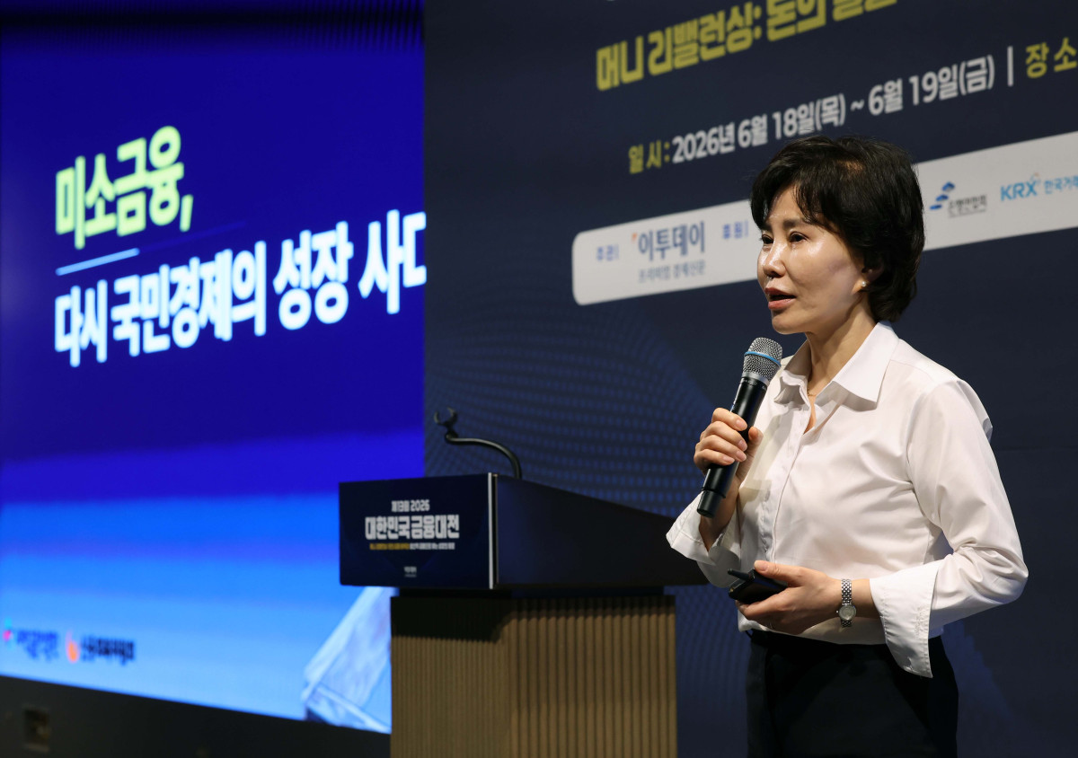 ▲김은경 서민금융진흥원 원장이 18일 서울 강남구 웨스틴 서울 파르나스 호텔에서 열린 ‘2026 대한민국 금융대전’에서 ‘미소금융, 다시 국민경제의 성장 사다리로’를 주제로 기조연설을 하고 있다. 이투데이 주최로 올해 13회를 맞이한 ‘2026 대한민국 금융대전’은 우리나라 경제 자본의 방향을 다시 설계해야 하는 전환점에서 국가 차원의 ‘생산적 금융 리밸런싱’과 개인 차원의 ‘머니 리밸런싱’을 함께 조망하는 자리다. 정책 방향과 금융기관의 실행 전략, 시장 구조의 변화, 개인 투자자의 참여까지를 하나의 흐름 속에서 살펴보며 한국 금융이 나아가야 할 새로운 균형점을 모색한다. 신태현 기자 holjjak@