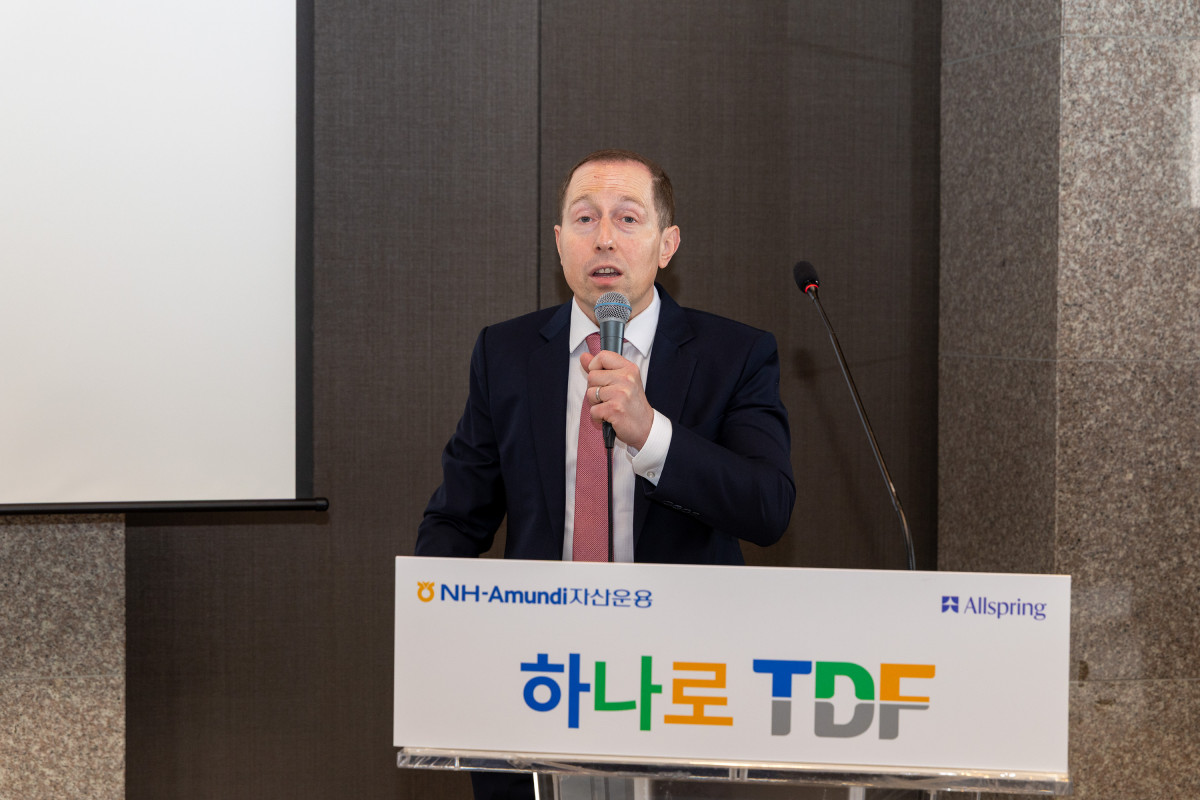 ▲18일 서울 더 플라자 호텔에서 열린 '하나로 TDF 투자전략 간담회'에서 올스프링 마티아스 샤이버(Matthias Schieber) 멀티에셋부문 총괄이 발표하고 있다. (출처=NH-아문디(Amundi)자산운용)
