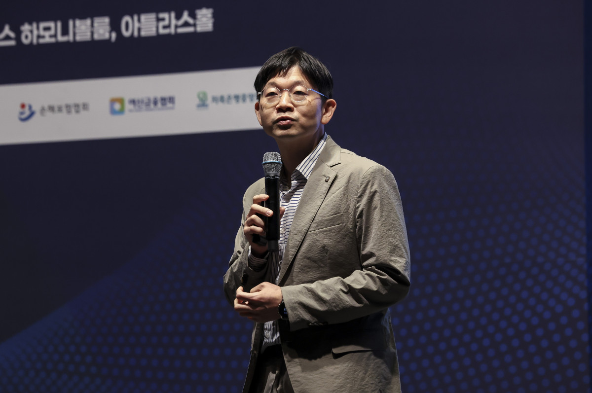 ▲오건영 신한은행 패스파인더 단장이 18일 서울 강남구 웨스틴 서울 파르나스 호텔에서 열린 ‘2026 대한민국 금융대전’에서 ’26년 글로벌 매크로 인사이트–트럼프 2.0 의 혼란과 매크로 경제의 변화'를 주제로 초청강연을 하고 있다. 이투데이 주최로 올해 13회를 맞이한 ‘2026 대한민국 금융대전’은 우리나라 경제 자본의 방향을 다시 설계해야 하는 전환점에서 국가 차원의 ‘생산적 금융 리밸런싱’과 개인 차원의 ‘머니 리밸런싱’을 함께 조망하는 자리다. 정책 방향과 금융기관의 실행 전략, 시장 구조의 변화, 개인 투자자의 참여까지를 하나의 흐름 속에서 살펴보며 한국 금융이 나아가야 할 새로운 균형점을 모색한다. 고성준 기자 joonko1@