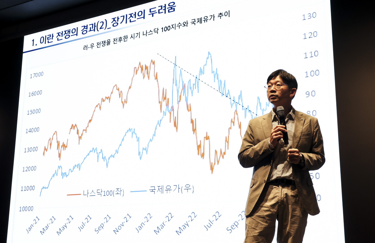 ▲오건영 신한은행 패스파인더 단장이 18일 서울 강남구 웨스틴 서울 파르나스 호텔에서 열린 ‘2026 대한민국 금융대전’에서 ’26년 글로벌 매크로 인사이트–트럼프 2.0 의 혼란과 매크로 경제의 변화'를 주제로 초청강연을 하고 있다. 이투데이 주최로 올해 13회를 맞이한 ‘2026 대한민국 금융대전’은 우리나라 경제 자본의 방향을 다시 설계해야 하는 전환점에서 국가 차원의 ‘생산적 금융 리밸런싱’과 개인 차원의 ‘머니 리밸런싱’을 함께 조망하는 자리다. 정책 방향과 금융기관의 실행 전략, 시장 구조의 변화, 개인 투자자의 참여까지를 하나의 흐름 속에서 살펴보며 한국 금융이 나아가야 할 새로운 균형점을 모색한다. 고성준 기자 joonko1@