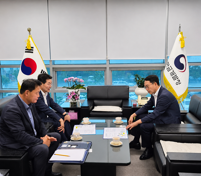 ▲권익현 부안군수가 새만금개발청을 방문해 문성요 새만금개발청장과 만나 부안권역 RE100 국가첨단산업단지 조성 계획의 새만금 기본계획 반영을 건의하고 있다. (사진제공=부안군)