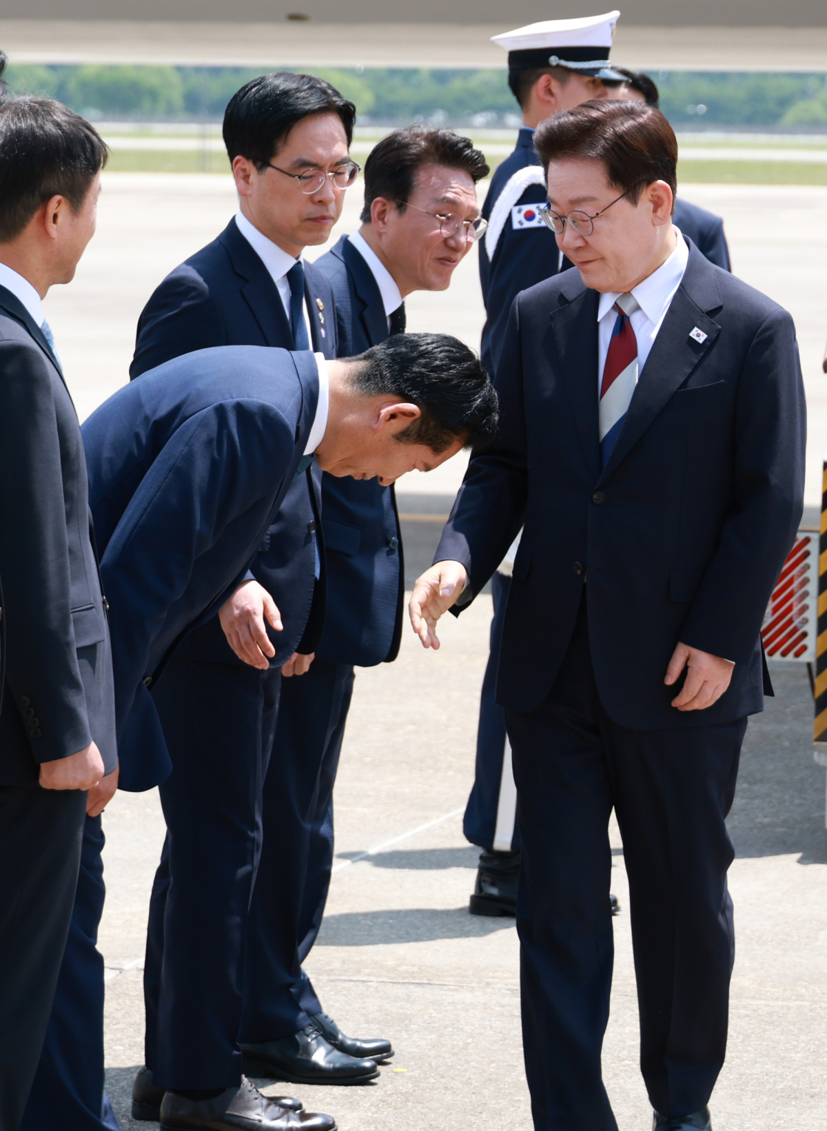 ▲G7 정상회의와 유럽 순방을 마치고 귀국한 이재명 대통령이 18일 성남 서울공항에서 환영나온 더불어민주당 정청래 대표와 인사하고 있다. 사진=연합뉴스
