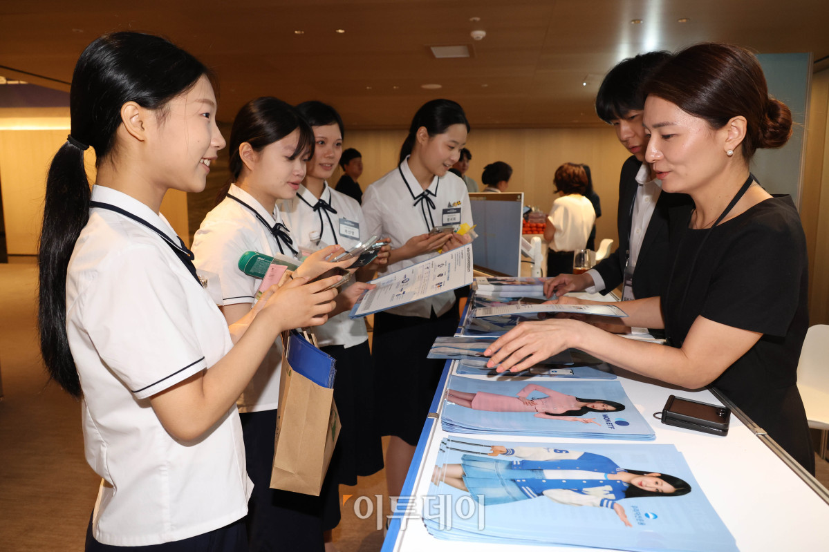 ▲18일 서울 강남구 웨스틴 서울 파르나스 호텔에서 열린 2026 대한민국 금융대전에서 참관객들이 우리자산운용 부스를 둘러보고 있다. 이투데이 주최로 올해 13회를 맞이한 '2026 대한민국 금융대전'은 우리나라 경제 자본의 방향을 다시 설계해야 하는 전환점에서 국가 차원의 '생산적 금융 리밸런싱'과 개인 차원의 '머니 리밸런싱'을 함께 조망하는 자리다. 정책 방향과 금융기관의 실행 전략, 시장 구조의 변화, 개인 투자자의 참여까지를 하나의 흐름 속에서 살펴보며 한국 금융이 나아가야 할 새로운 균형점을 모색한다. 고이란 기자 photoeran@