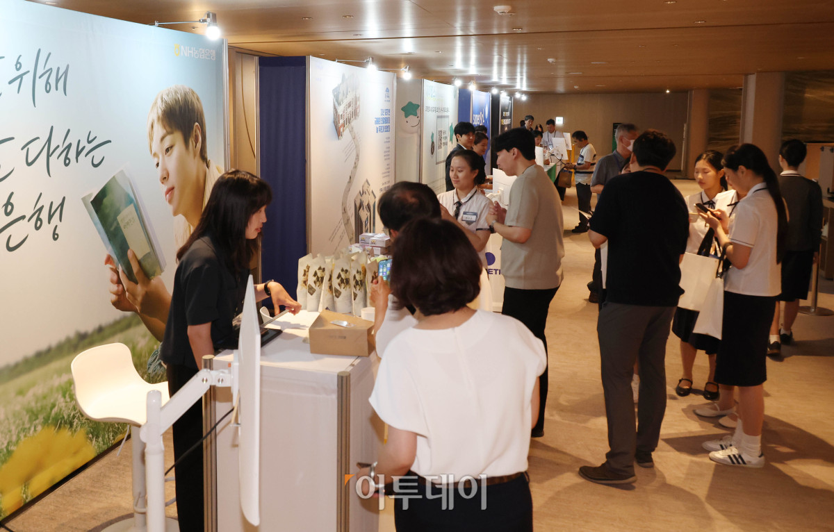 ▲18일 서울 강남구 웨스틴 서울 파르나스 호텔에서 열린 2026 대한민국 금융대전에서 참관객들이 부스를 둘러보고 있다. 이투데이 주최로 올해 13회를 맞이한 '2026 대한민국 금융대전'은 우리나라 경제 자본의 방향을 다시 설계해야 하는 전환점에서 국가 차원의 '생산적 금융 리밸런싱'과 개인 차원의 '머니 리밸런싱'을 함께 조망하는 자리다. 정책 방향과 금융기관의 실행 전략, 시장 구조의 변화, 개인 투자자의 참여까지를 하나의 흐름 속에서 살펴보며 한국 금융이 나아가야 할 새로운 균형점을 모색한다. 고이란 기자 photoeran@