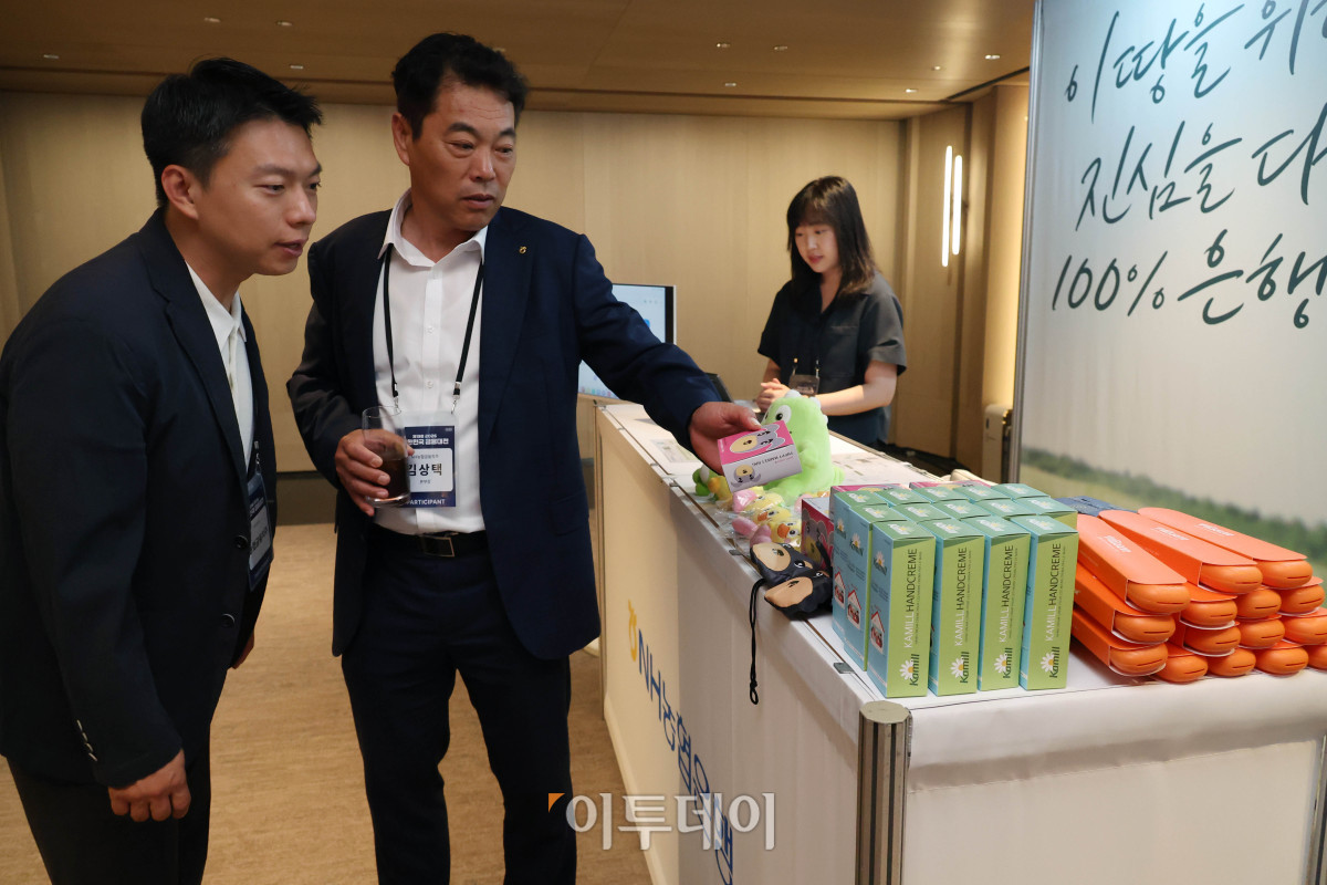 ▲18일 서울 강남구 웨스틴 서울 파르나스 호텔에서 열린 2026 대한민국 금융대전에서 참관객들이 NH농협은행 부스를 둘러보고 있다. 이투데이 주최로 올해 13회를 맞이한 '2026 대한민국 금융대전'은 우리나라 경제 자본의 방향을 다시 설계해야 하는 전환점에서 국가 차원의 '생산적 금융 리밸런싱'과 개인 차원의 '머니 리밸런싱'을 함께 조망하는 자리다. 정책 방향과 금융기관의 실행 전략, 시장 구조의 변화, 개인 투자자의 참여까지를 하나의 흐름 속에서 살펴보며 한국 금융이 나아가야 할 새로운 균형점을 모색한다. 고이란 기자 photoeran@