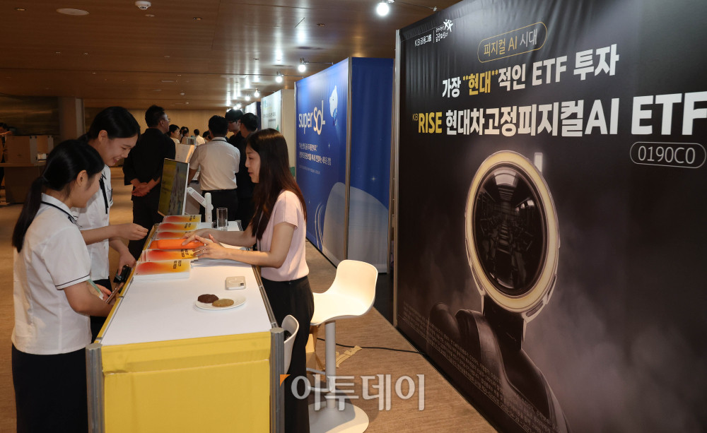 ▲18일 서울 강남구 웨스틴 서울 파르나스 호텔에서 열린 2026 대한민국 금융대전에서 참관객들이 KB금융그룹 부스를 둘러보고 있다. 이투데이 주최로 올해 13회를 맞이한 '2026 대한민국 금융대전'은 우리나라 경제 자본의 방향을 다시 설계해야 하는 전환점에서 국가 차원의 '생산적 금융 리밸런싱'과 개인 차원의 '머니 리밸런싱'을 함께 조망하는 자리다. 정책 방향과 금융기관의 실행 전략, 시장 구조의 변화, 개인 투자자의 참여까지를 하나의 흐름 속에서 살펴보며 한국 금융이 나아가야 할 새로운 균형점을 모색한다. 고이란 기자 photoeran@